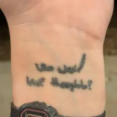 Kleine Schrift Tattoos auf dem Handgelenk: "Who would have thought?".