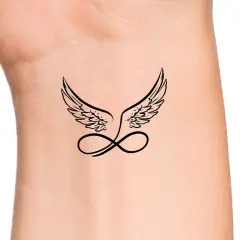 Ein zartes Engel Tattoo mit Schriftzug und Unendlichkeitszeichen auf dem Handgelenk.