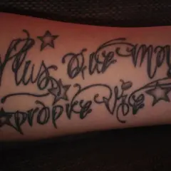 Dezentes Tattoo mit Kindesnamen für einen Mann, verziert mit Sternen und Schnörkeln.