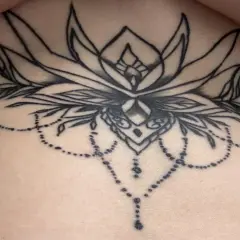 Ein detailliertes Blumen-Tattoo mit zarten Perlenketten. Leider sind einige Linien durch Tattoo Blowout unscharf geworden.