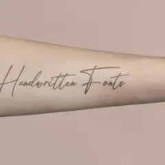 Ein langgezogenes Schrift Tattoo mit dem Schriftzug "Handwritten Fonts" auf einem Arm.