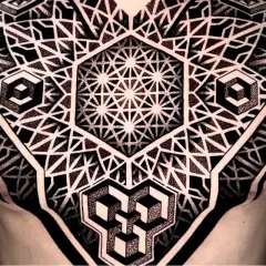 Geometrisches Brusttattoo mit komplexen Mustern und optischen Täuschungen, inspiriert von patchwork tattoo vorlagen.