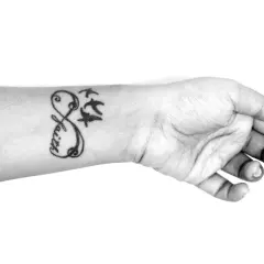 Ein beliebtes Tattoo für Frauen: Ein Unendlichkeitszeichen mit dem Wort "Faith" und drei fliegenden Vögeln auf dem Handgelenk.