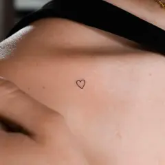 Ein zartes Herz-Tattoo auf der Schulter. Coole Tattoo Motive einfach und minimalistisch, perfekt für einen subtilen Ausdruck von Liebe.