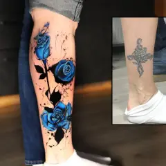 Ein beeindruckendes Blackwork Tattoo einer Frau: blaue Rosen mit Aquarell-Effekt auf dem Bein. Daneben ein altes Tattoo, das überarbeitet wurde.