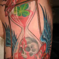 Ein **tattoo sanduhr zerbrochen**, die Zeit fließt unaufhaltsam, symbolisiert Vergänglichkeit und Neuanfang.