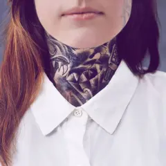 Ein detailreiches, old school Hals Tattoo mit einem Wolfskopf und scharfen Zähnen, bedeckt den Hals einer Person, die ein weißes Hemd trägt.