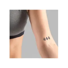 Ein Unterarm mit einem Tattoo der Zahl 444. Dieses engelszahlen tattoo bedeutungsvolle Symbol steht für Schutz und göttliche Führung.