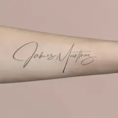 Schriftzug "James Martinez" als Tattoo-Idee für den Unterarm. Elegante Kalligrafie, die Persönlichkeit unterstreicht.