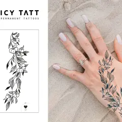 Ein zartes Tattoo mit einer Blumenranke ziert den Handrücken. Dieses kleine, filigrane Kunstwerk passt perfekt zum Sommer.