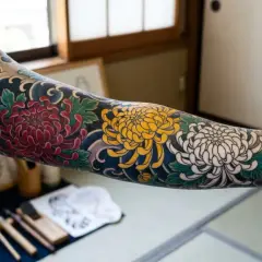 Ein farbenfrohes Irezumi-Sleeve mit Chrysanthemen und Wellen.