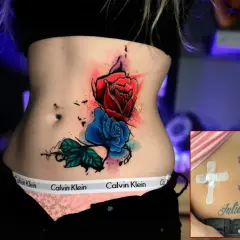 Bauch-Tattoo mit roten und blauen Rosen. Ein kleineres Bild zeigt ein älteres Tattoo mit einer Rose und dem Namen "Julian", das mit einem Kreuz aus Pflastern abgedeckt ist. Zeit ist Geld Tattoo.