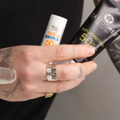 Sonnencreme für Tattoos: Ab wann ist sie nötig? Hier wird die Frage mit Sonnencreme von Tattoomed und Garnier beantwortet.