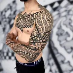 Mann mit beeindruckendem Unterarm Tattoo, das seine Familie symbolisiert.