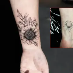 Sonnenblume und Mond-Sonne-Tattoo am Handgelenk. Ein schönes Beispiel für dark work tattoo Kunst.