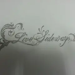Eine Skizze für ein Tattoo mit geschwungener Schrift: "Live Sideways", umgeben von floralen Ornamenten.