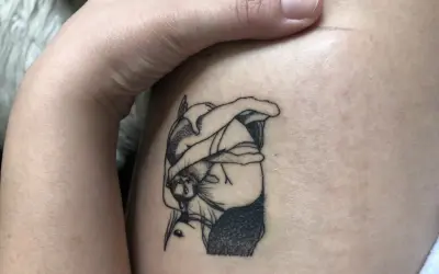 Ein neues silberhaut tattoo, vorher nachher: eine Frau mit bedecktem Gesicht, die weint.
