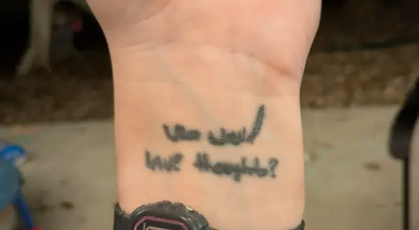 Kleine Schrift Tattoos auf dem Handgelenk: "Who would have thought?".