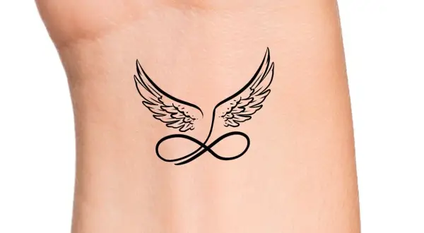 Ein zartes Engel Tattoo mit Schriftzug und Unendlichkeitszeichen auf dem Handgelenk.