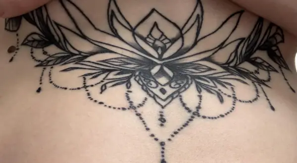 Ein detailliertes Blumen-Tattoo mit zarten Perlenketten. Leider sind einige Linien durch Tattoo Blowout unscharf geworden.