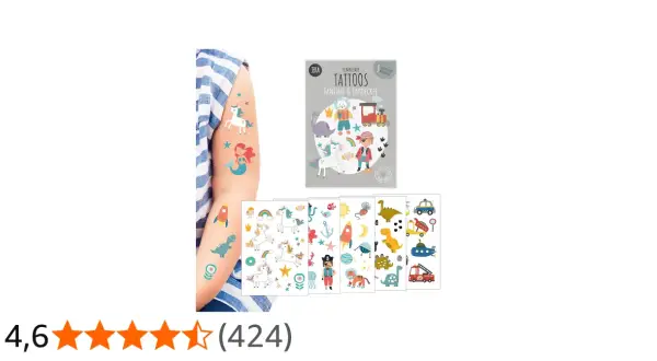 Ausgefallene Tattoos für Kinder: Ein Arm mit temporären Tattoos von Raketen, Einhörnern und Meerjungfrauen. Die Packung zeigt weitere Motive wie Dinosaurier und Piraten.