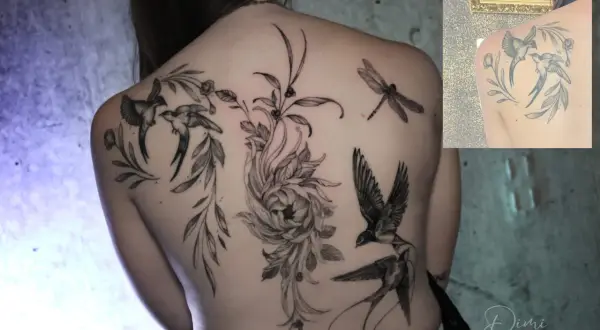 Rücken-Tattoo mit Schwalben, Blumen und Libelle. Die filigranen Linien und die detailreichen Schriften machen dieses Kunstwerk einzigartig.