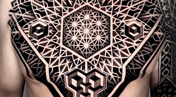 Geometrisches Brusttattoo mit komplexen Mustern und optischen Täuschungen, inspiriert von patchwork tattoo vorlagen.