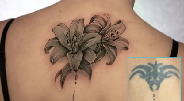 Ein Mann hat ein altes Tribal-Tattoo am Oberarm mit zwei realistischen Lilien überdeckt.
