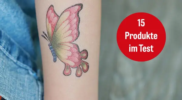 Ein buntes Schmetterlings-Tattoo mit 16 Jahren auf dem Arm. Daneben ein roter Kreis mit der Aufschrift "15 Produkte im Test".