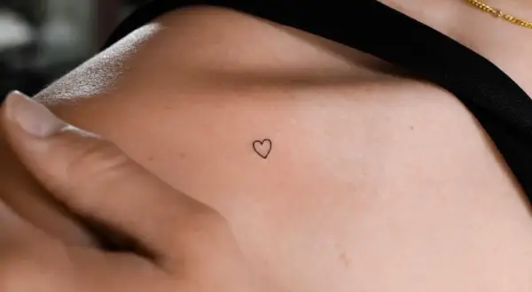 Ein zartes Herz-Tattoo auf der Schulter. Coole Tattoo Motive einfach und minimalistisch, perfekt für einen subtilen Ausdruck von Liebe.
