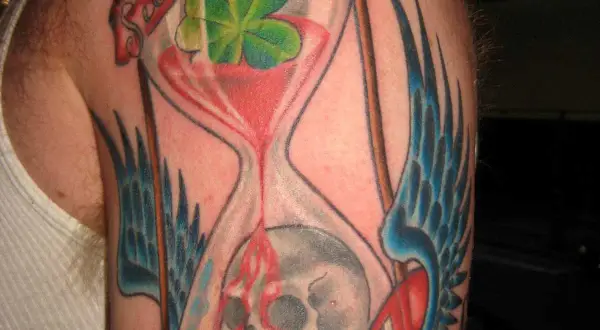 Ein **tattoo sanduhr zerbrochen**, die Zeit fließt unaufhaltsam, symbolisiert Vergänglichkeit und Neuanfang.