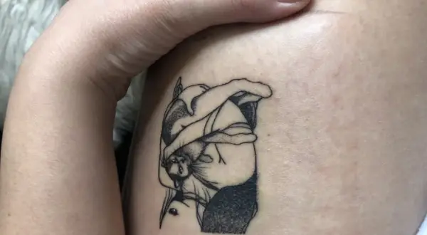 Ein neues silberhaut tattoo, vorher nachher: eine Frau mit bedecktem Gesicht, die weint.