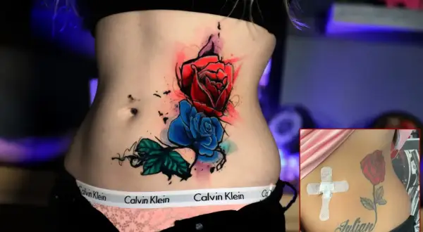 Bauch-Tattoo mit roten und blauen Rosen. Ein kleineres Bild zeigt ein älteres Tattoo mit einer Rose und dem Namen "Julian", das mit einem Kreuz aus Pflastern abgedeckt ist. Zeit ist Geld Tattoo.