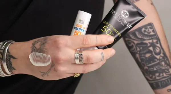 Sonnencreme für Tattoos: Ab wann ist sie nötig? Hier wird die Frage mit Sonnencreme von Tattoomed und Garnier beantwortet.