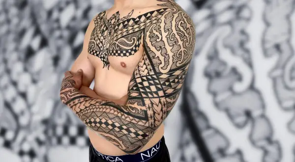 Mann mit beeindruckendem Unterarm Tattoo, das seine Familie symbolisiert.