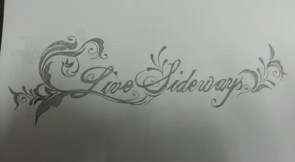 Eine Skizze für ein Tattoo mit geschwungener Schrift: "Live Sideways", umgeben von floralen Ornamenten.