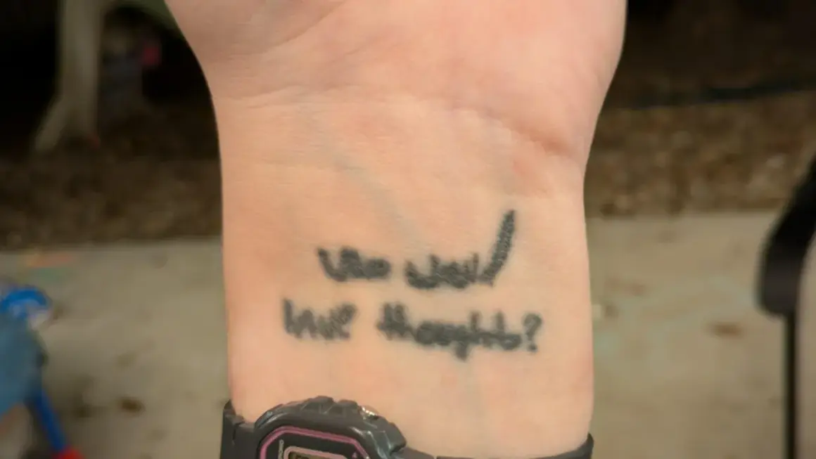 Kleine Schrift Tattoos auf dem Handgelenk: "Who would have thought?".