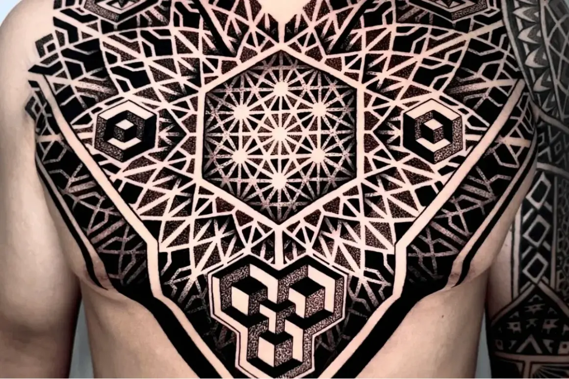 Geometrisches Brusttattoo mit komplexen Mustern und optischen Täuschungen, inspiriert von patchwork tattoo vorlagen.