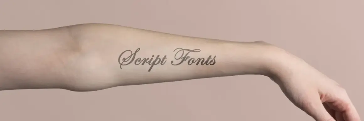 Ein Arm mit einem Tattoo-Schriftzug "Script Fonts". Diese elegante Schriftart eignet sich perfekt für Namen-Tattoos.