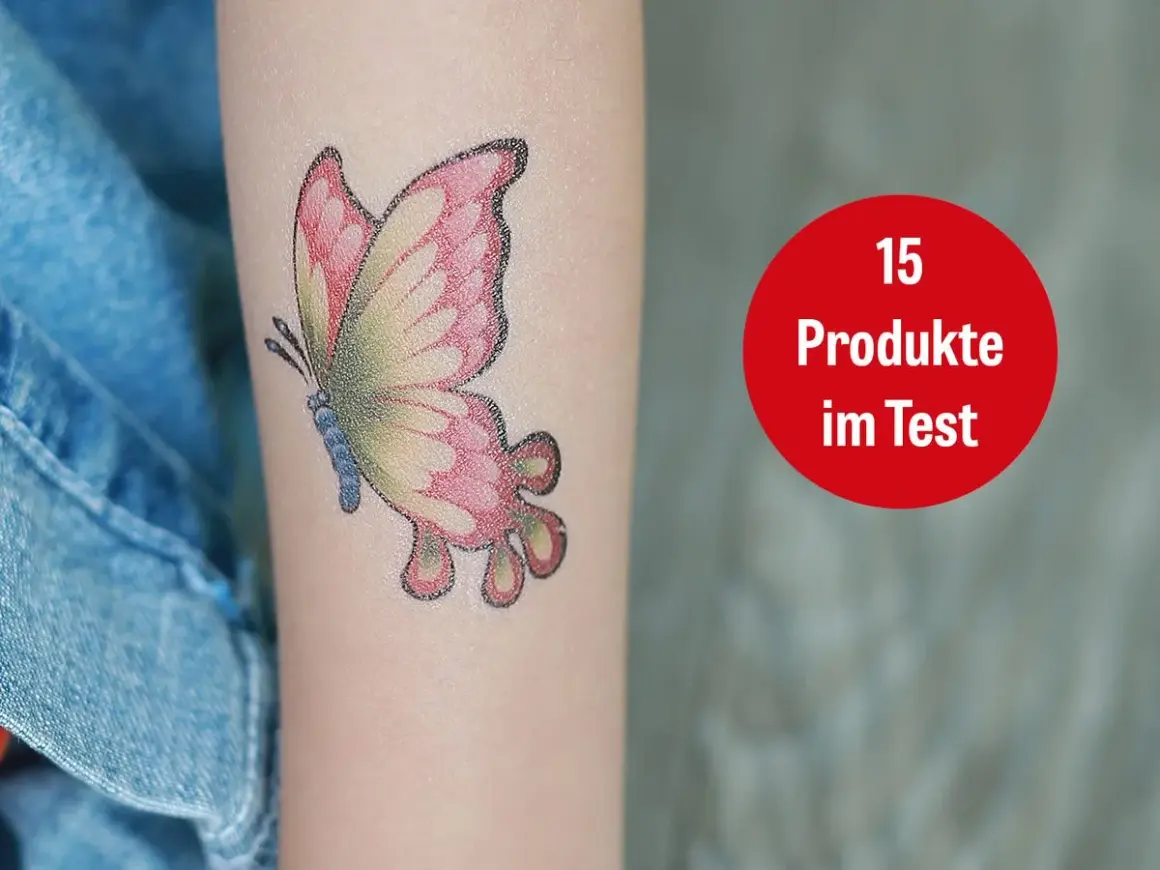 Ein buntes Schmetterlings-Tattoo mit 16 Jahren auf dem Arm. Daneben ein roter Kreis mit der Aufschrift "15 Produkte im Test".