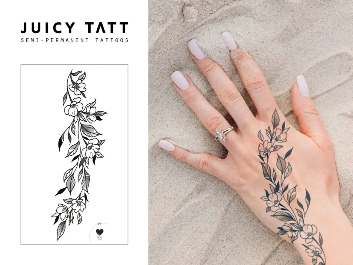 Ein zartes Tattoo mit einer Blumenranke ziert den Handrücken. Dieses kleine, filigrane Kunstwerk passt perfekt zum Sommer.
