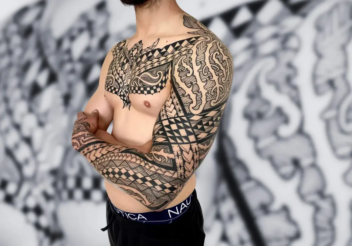 Mann mit beeindruckendem Unterarm Tattoo, das seine Familie symbolisiert.