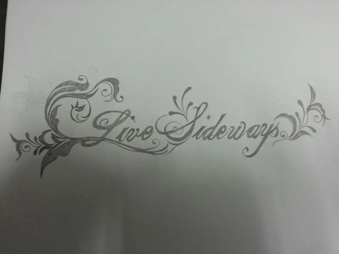 Eine Skizze für ein Tattoo mit geschwungener Schrift: "Live Sideways", umgeben von floralen Ornamenten.
