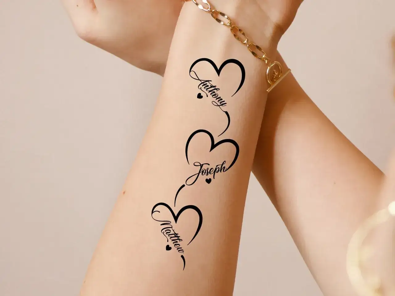Drei Herzen mit den Namen Anthony, Joseph und Matthew. Ein schönes Beispiel für ein enkel tattoo namen.
