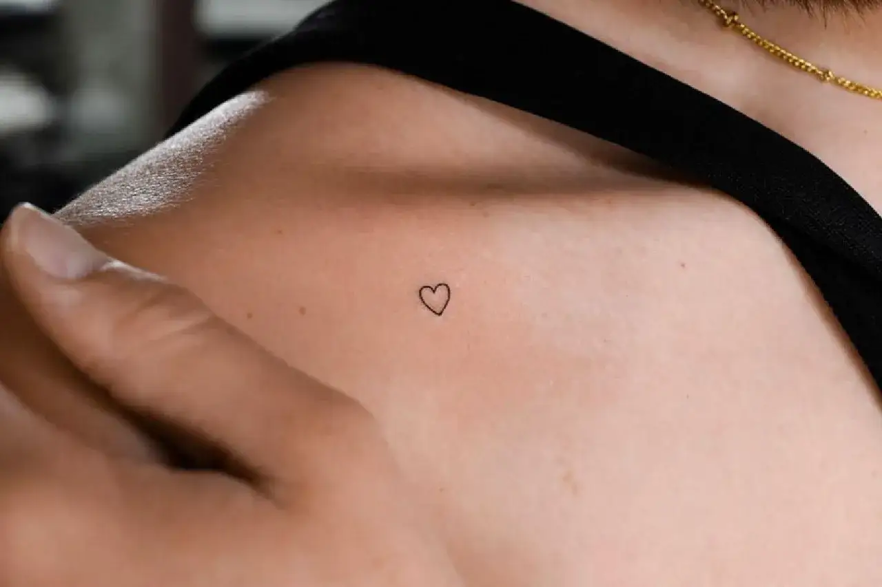 Ein kleines Herz-Tattoo auf der Schulter. Coole Tattoo Motive einfach und dezent.
