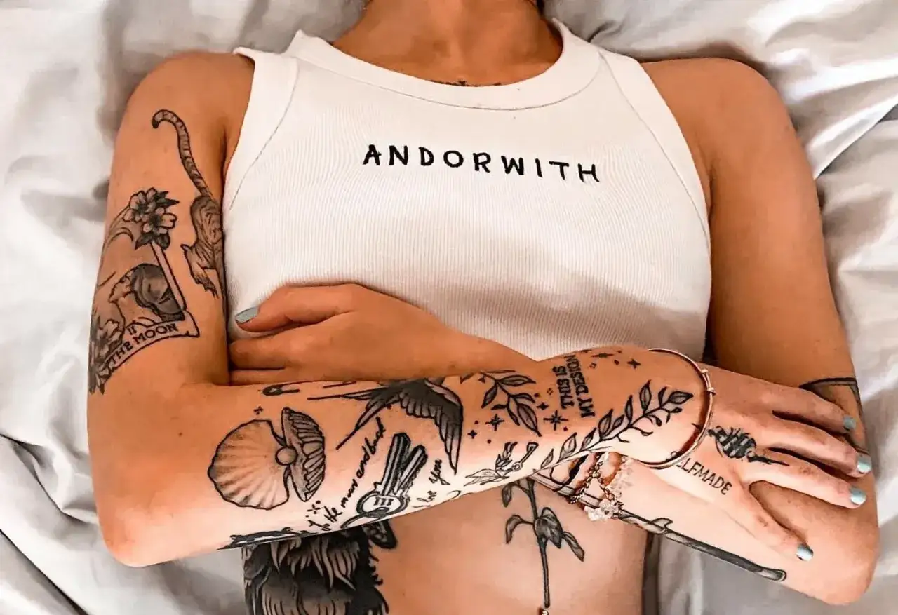 Arme mit vielfältigen, detailreichen patchwork tattoo vorlagen: Tiger, Mondkarte, Muschel, Schwalbe, Schlüssel und Pflanzenmotive.