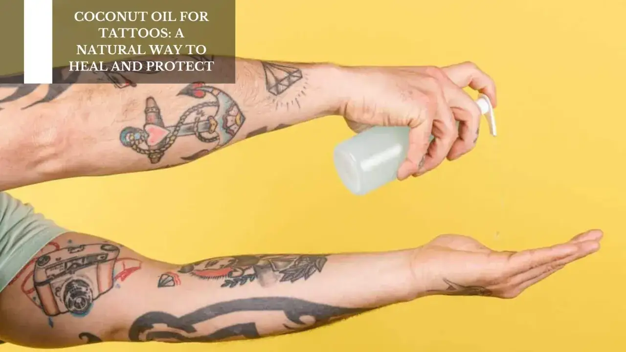 Arm mit T&auml;towierungen, auf den eine Hand mit Kokos&ouml;l aus einem Spender tropft. Nat&uuml;rliche Pflege f&uuml;r Ihr Tattoo.