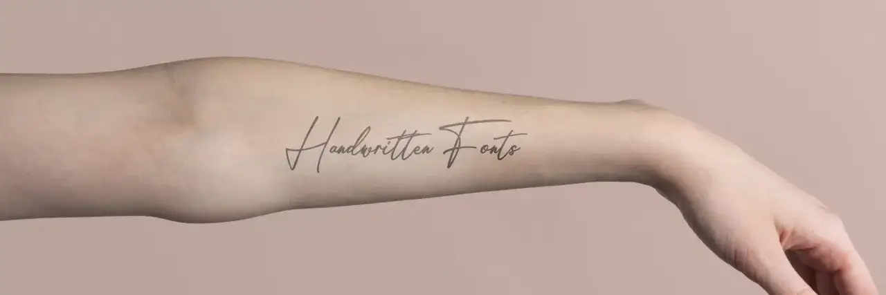 Ein zartes Tattoo mit der Unterschrift 