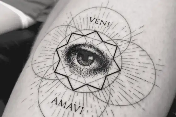 Fineline Tattoo Oberarm: Motive, Platzierung & Pflege – Dein Guide