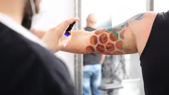 Frisches Tattoo schlafen - So heilt es perfekt!